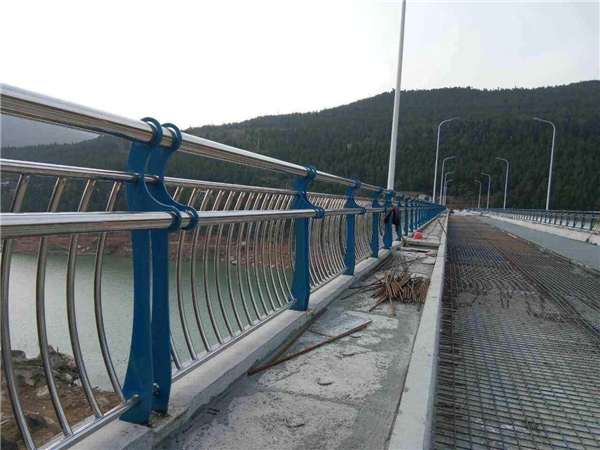 保亭不锈钢桥梁护栏的特点及其在桥梁安全中的重要作用