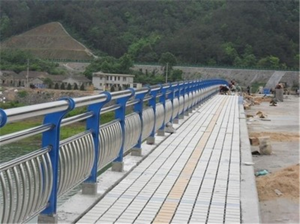 保亭不锈钢桥梁护栏的特性及其在现代建筑中的应用